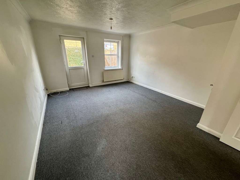 Lot: 67 - MODERN END-TERRACE HOUSE - Living room